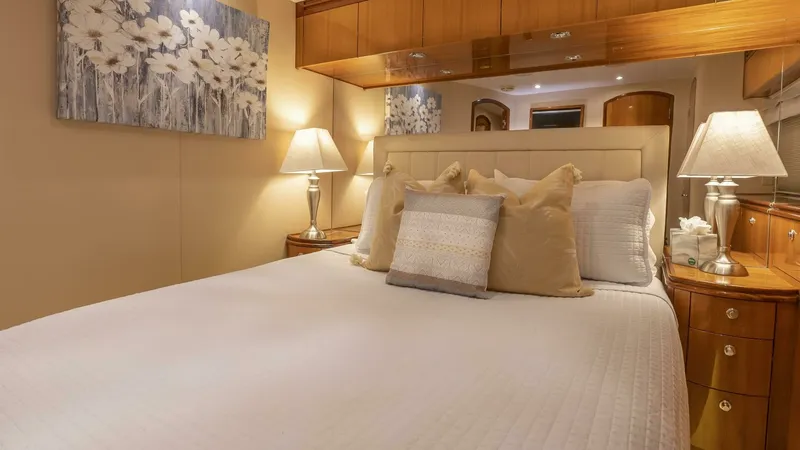 Slide: The Image of Hatteras 80 Gallopin- VIP Stateroom 2007 Hatteras 80 Gallopin - 7648141