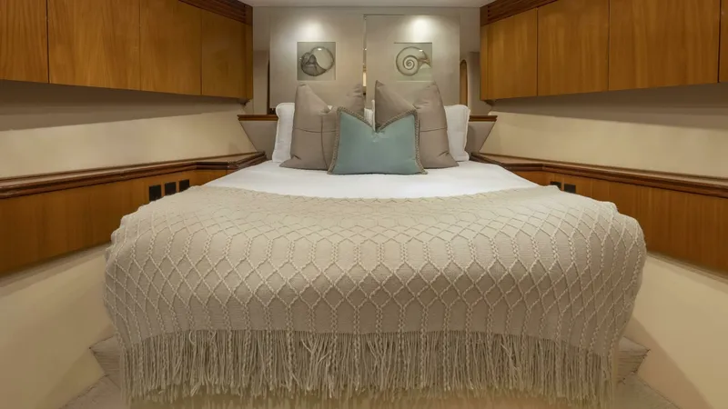 Slide: The Image of Hatteras 80 Gallopin- Stateroom 2007 Hatteras 80 Gallopin - 7648144
