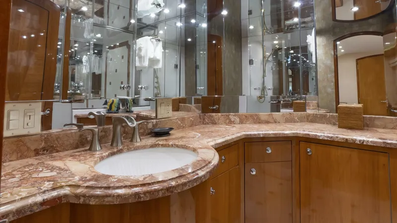 Slide: The Image of Hatteras 80 Gallopin- Master Head 2007 Hatteras 80 Gallopin - 5746671