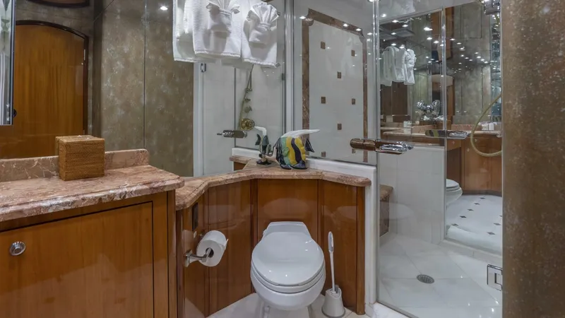 Slide: The Image of Hatteras 80 Gallopin- Master Head 2007 Hatteras 80 Gallopin - 5746672