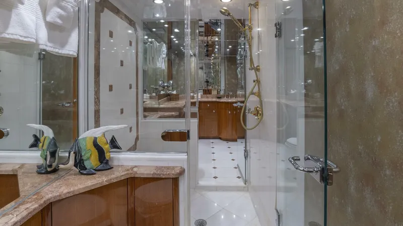 Slide: The Image of Hatteras 80 Gallopin- Master Head 2007 Hatteras 80 Gallopin - 5746673