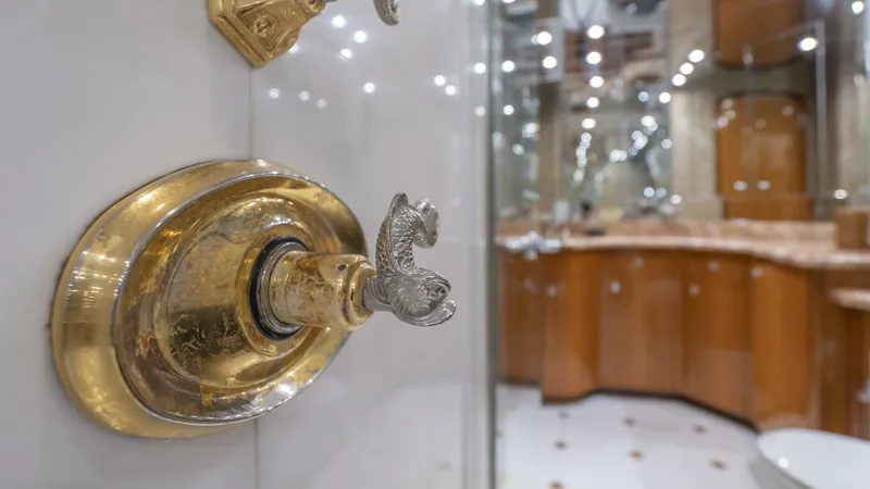 Slide: The Image of Hatteras 80 Gallopin- Master Head 2007 Hatteras 80 Gallopin - 5746676