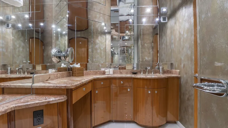 Slide: The Image of Hatteras 80 Gallopin- Master Head 2007 Hatteras 80 Gallopin - 5746677