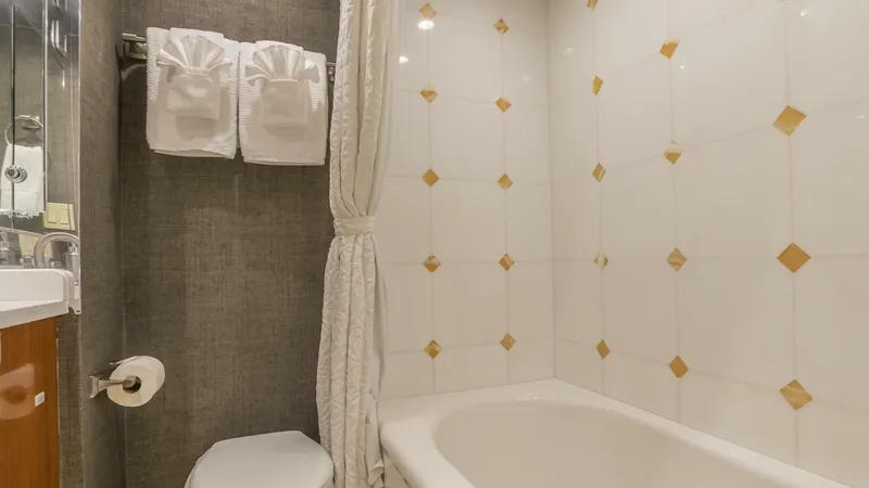 Slide: The Image of Hatteras 80 Gallopin- VIP Stateroom Head 2007 Hatteras 80 Gallopin - 5746896