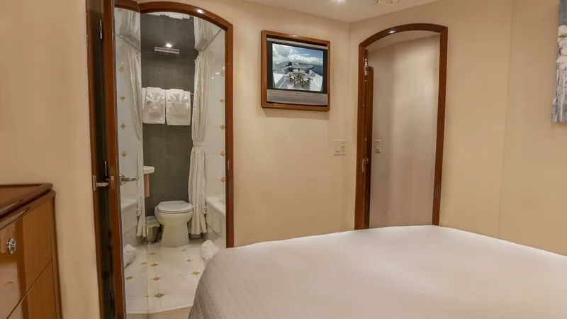 Slide: The Image of Hatteras 80 Gallopin- VIP Stateroom 2007 Hatteras 80 Gallopin - 7648142