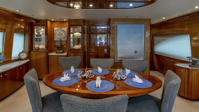 Slide: The Image of Hatteras 80 Gallopin- Salon Dinette 2007 Hatteras 80 Gallopin - 7648113