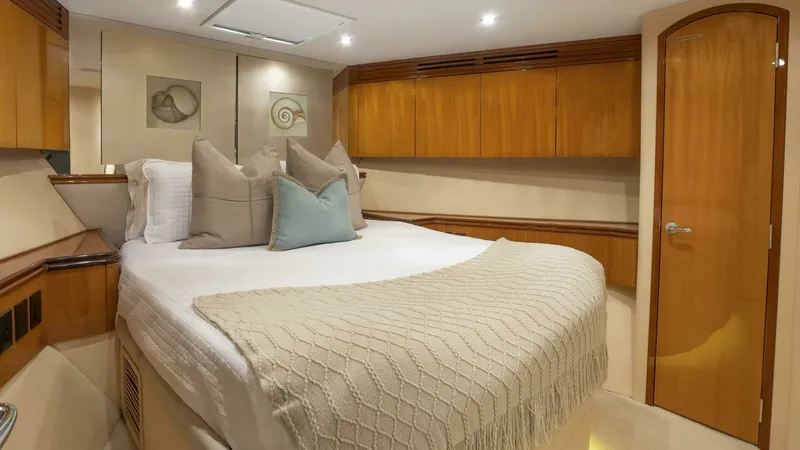 Slide: The Image of Hatteras 80 Gallopin- Stateroom 2007 Hatteras 80 Gallopin - 7648145