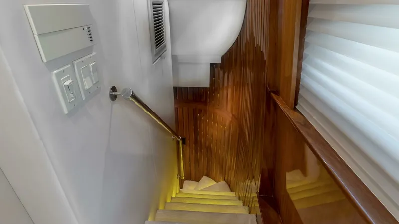 Slide: The Image of Hatteras 80 Gallopin- Stairway 2007 Hatteras 80 Gallopin - 7648124