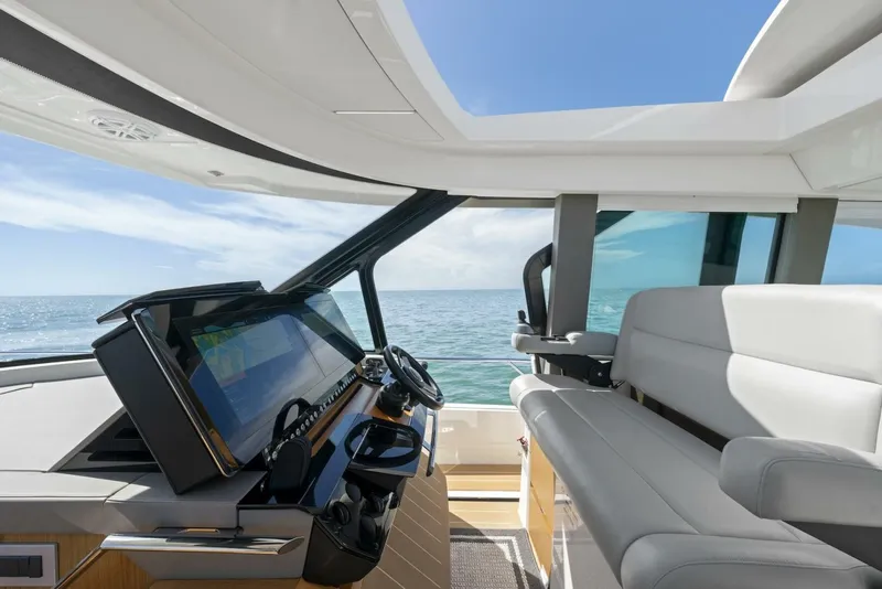 Slide: The Image of Tiara EX 60 2023 - 5780055