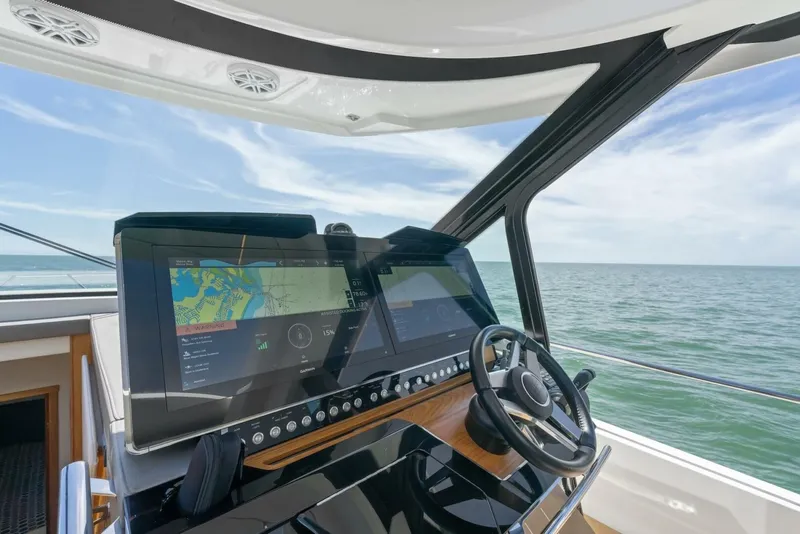 Slide: The Image of Tiara EX 60 2023 - 5780056