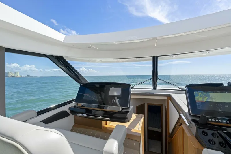 Slide: The Image of Tiara EX 60 2023 - 5780058