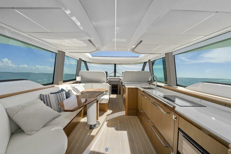 Slide: The Image of Tiara EX 60 2023 - 5780120