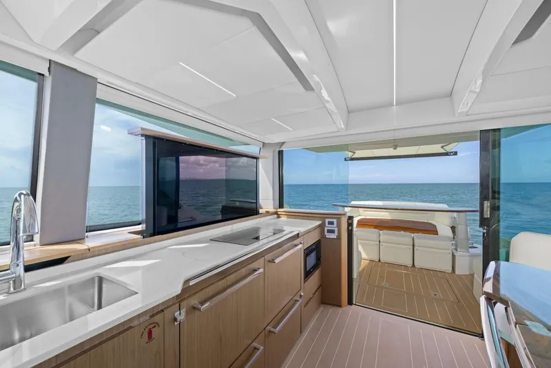 Slide: The Image of Tiara EX 60 2023 - 5780094