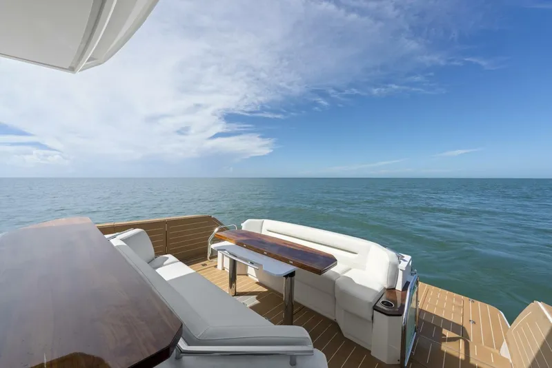 Slide: The Image of Tiara EX 60 2023 - 5780081