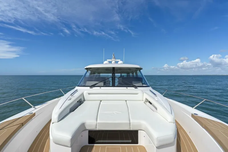 Slide: The Image of Tiara EX 60 2023 - 5780085