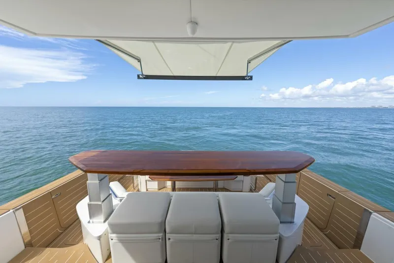 Slide: The Image of Tiara EX 60 2023 - 5780088