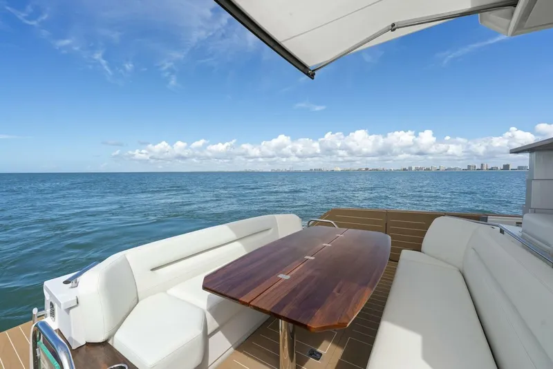 Slide: The Image of Tiara EX 60 2023 - 5780090