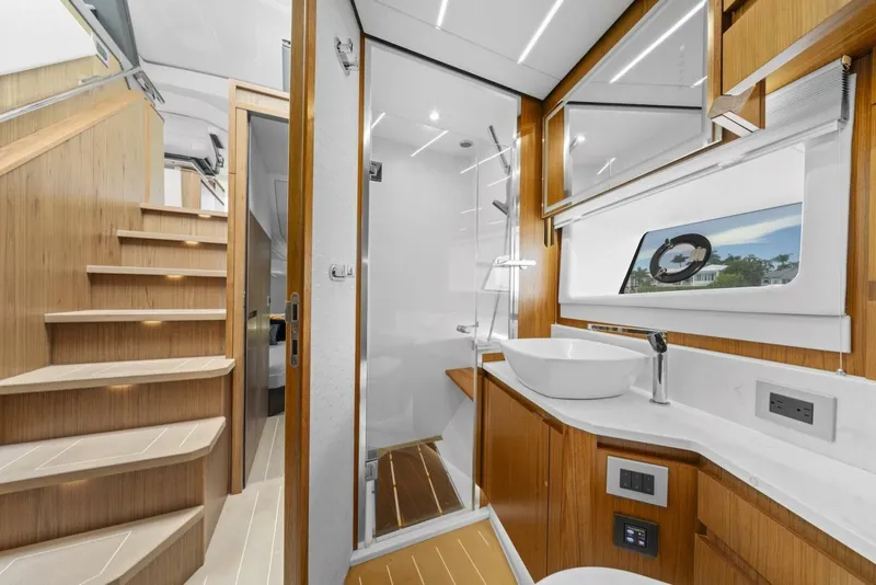 Slide: The Image of Tiara EX 60 2023 - 5780118