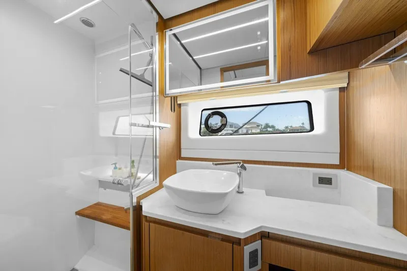 Slide: The Image of Tiara EX 60 2023 - 5780103