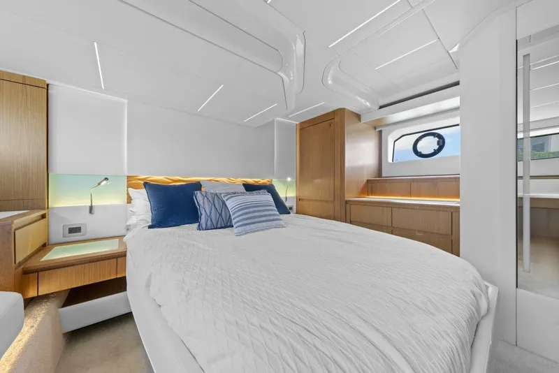 Slide: The Image of Tiara EX 60 2023 - 5780097