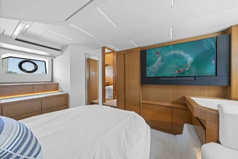 Slide: The Image of Tiara EX 60 2023 - 5780099