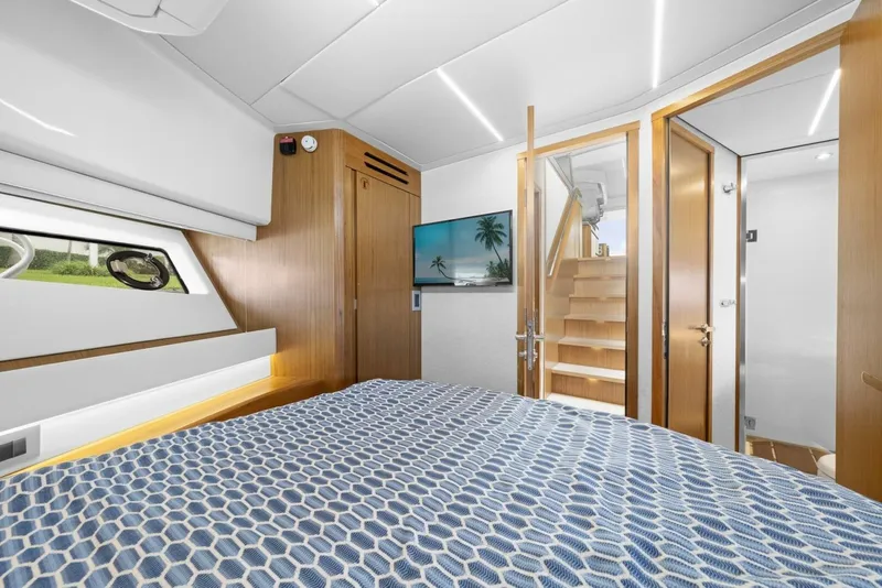 Slide: The Image of Tiara EX 60 2023 - 5780109