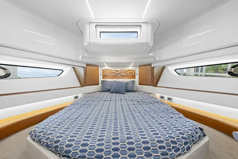 Slide: The Image of Tiara EX 60 2023 - 5780105