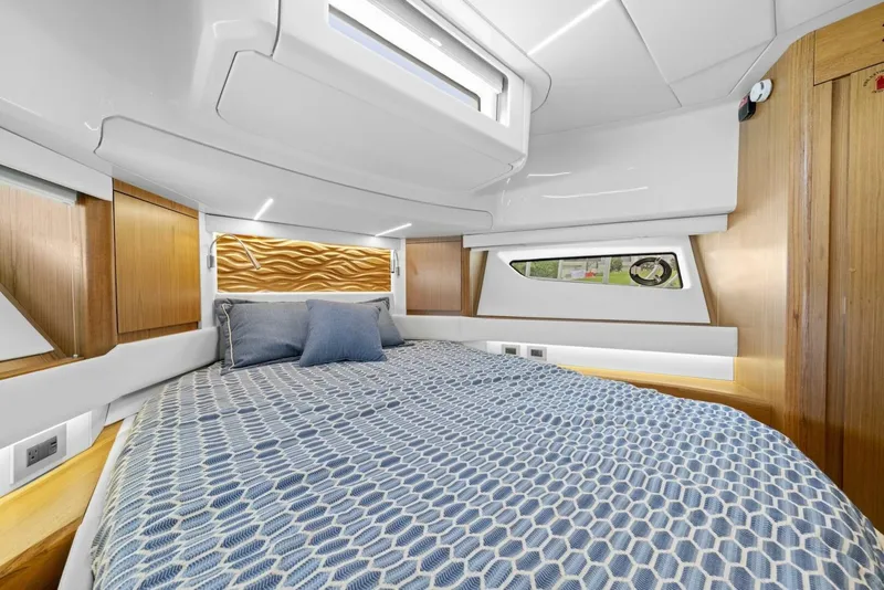 Slide: The Image of Tiara EX 60 2023 - 5780106