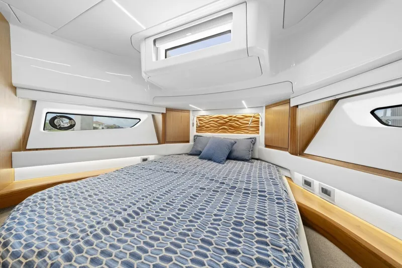 Slide: The Image of Tiara EX 60 2023 - 5780108