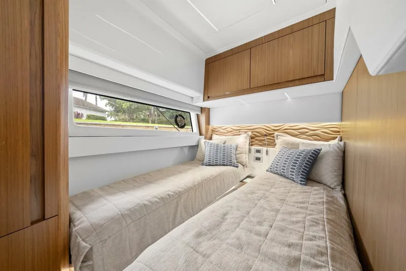 Slide: The Image of Tiara EX 60 2023 - 5780115