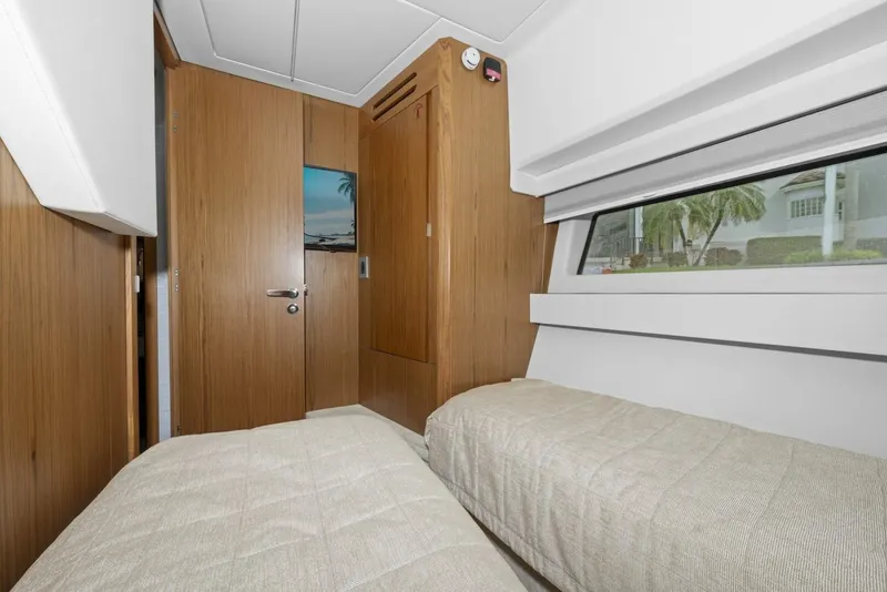 Slide: The Image of Tiara EX 60 2023 - 5780112