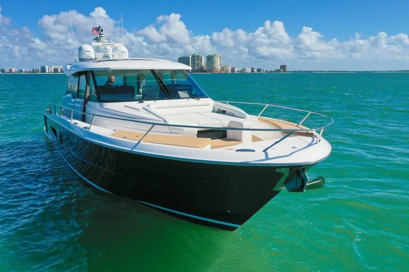 Slide: The Image of Tiara EX 60 2023 - 5781050