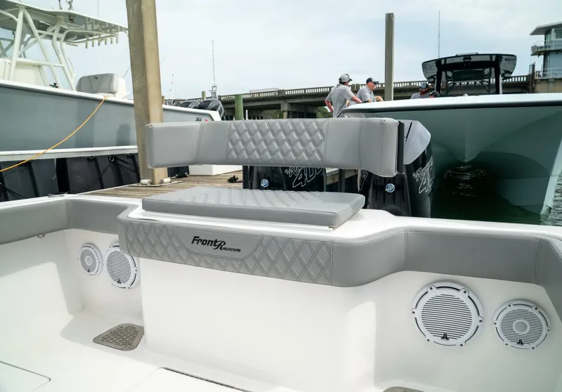 Slide: The Image of Front Runner 33 Center Console 2026 - 5748643