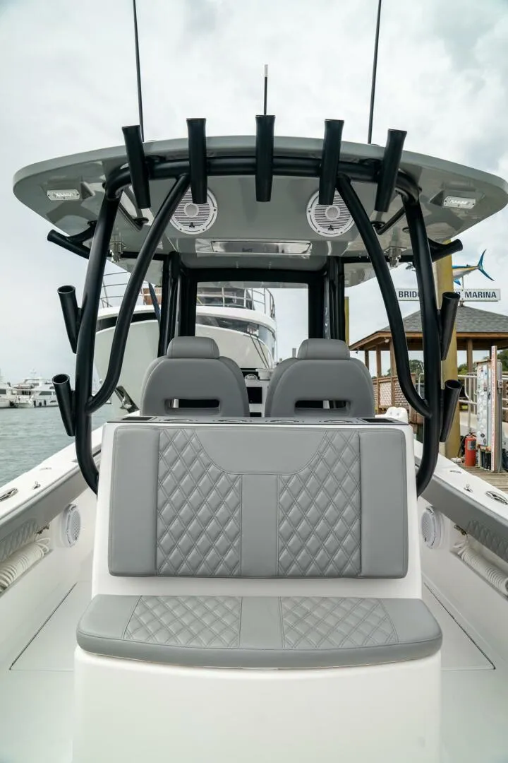 Slide: The Image of Front Runner 33 Center Console 2026 - 5748646