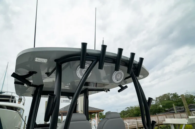 Slide: The Image of Front Runner 33 Center Console 2026 - 5748647