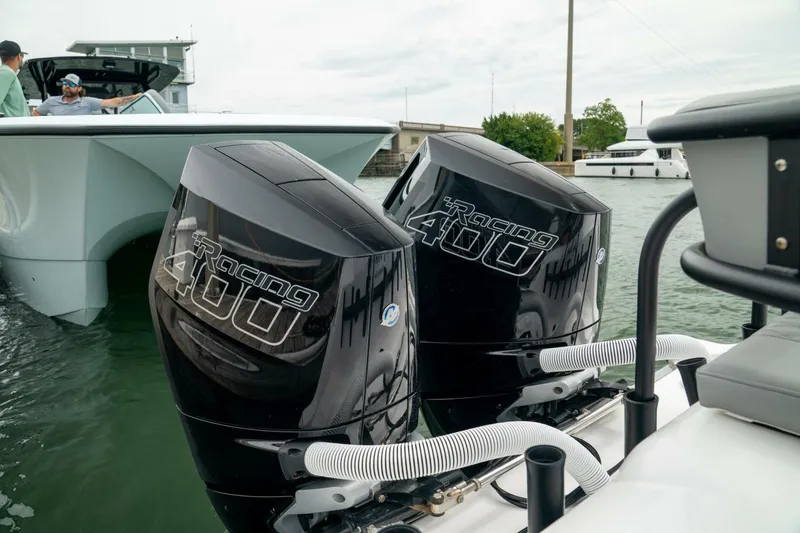 Slide: The Image of Front Runner 33 Center Console 2026 - 5748648