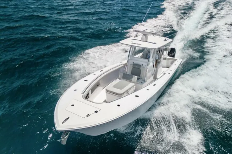 Slide: The Image of Front Runner 33 Center Console 2026 - 5748632