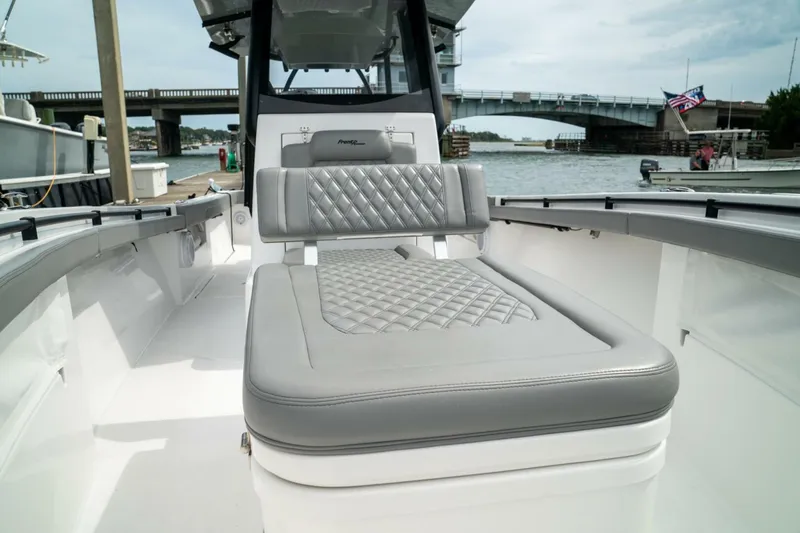 Slide: The Image of Front Runner 33 Center Console 2026 - 5748634