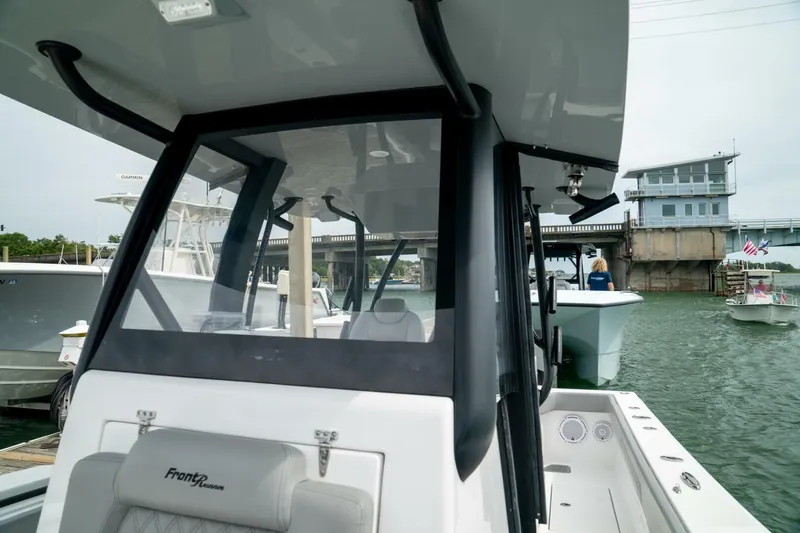 Slide: The Image of Front Runner 33 Center Console 2026 - 5748636