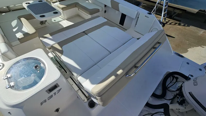 Slide: The Image of Robalo R317 2018 - 5749690