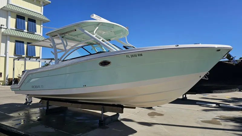 Slide: The Image of Robalo R317 2018 - 5749669