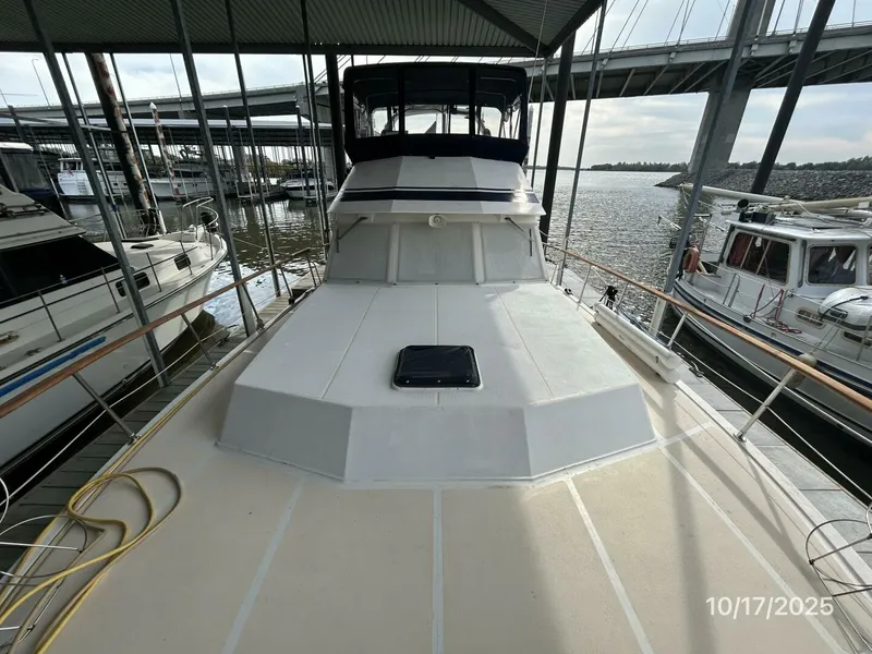 Slide: The Image of 40' Kha Shing foredeck aft - 5753527