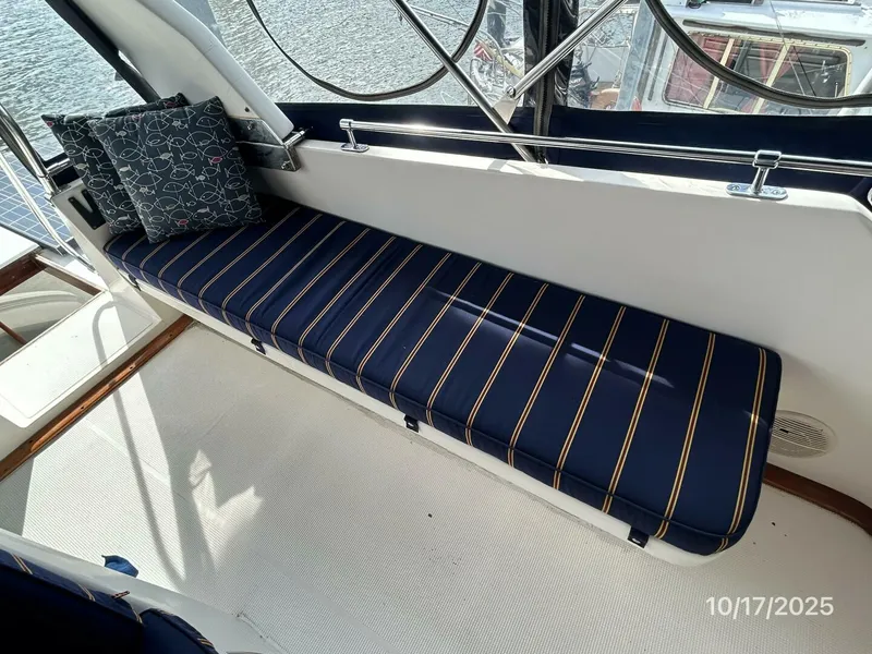 Slide: The Image of 40' Kha Shing flybridge port seating - 5753524