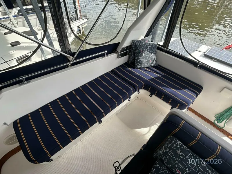 Slide: The Image of 40' Kha Shing flybridge starboard seating - 5753526