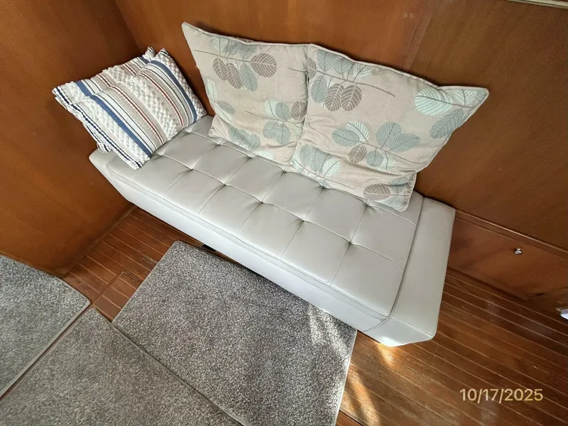 Slide: The Image of 40' Kha Shing salon starboard seating - 5753624