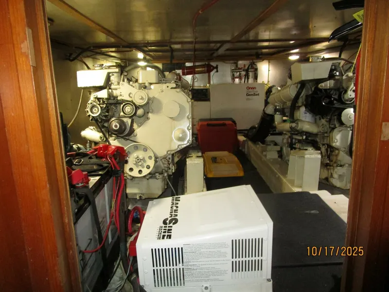 Slide: The Image of 40' Kha Shing engine room aft - 5753516