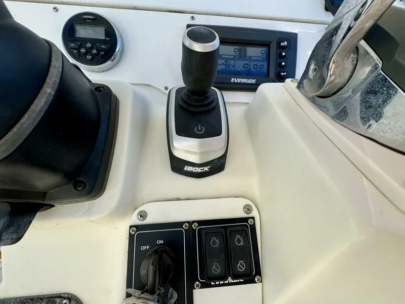 Slide: The Image of Hydra-Sports Vector 3300 CC 2004 - 5751385