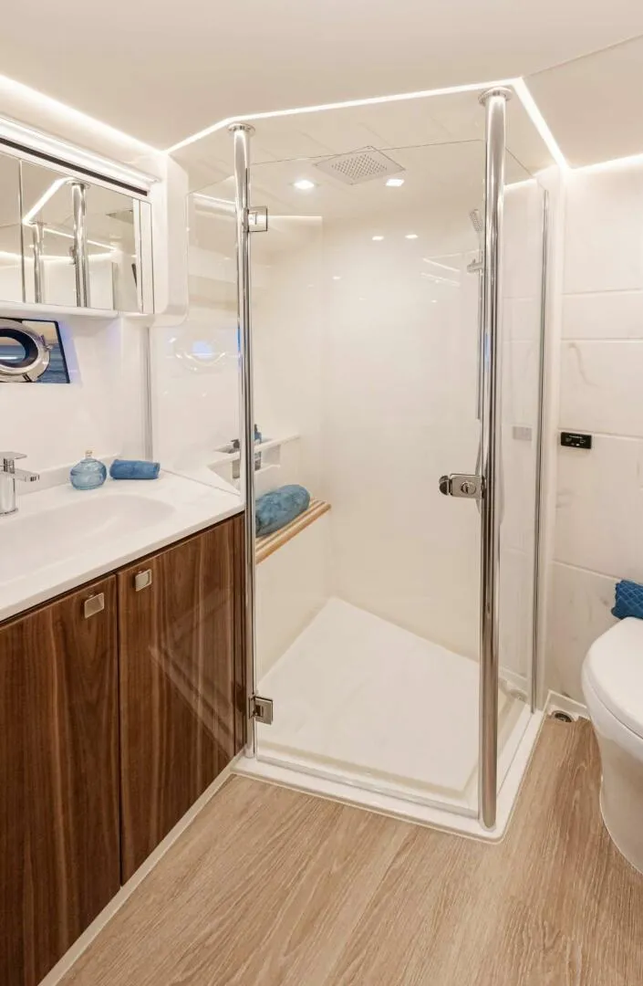 Slide: The Image of Riviera 6800 Sport Yacht PE Forward VIP Ensuite 01 Scaled - 5755758