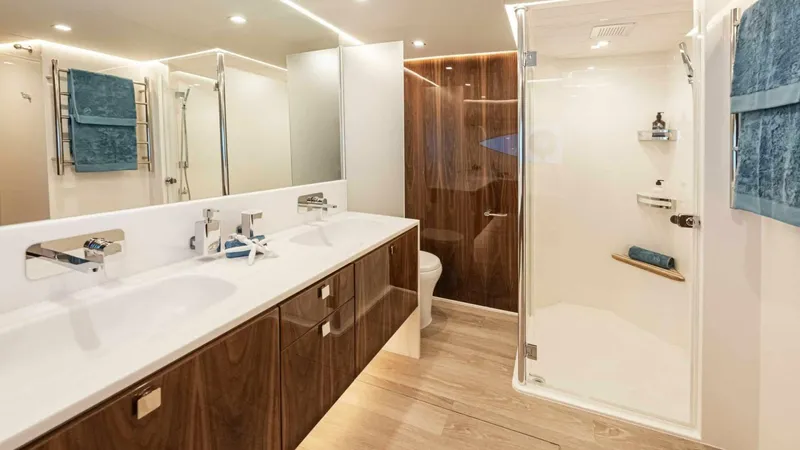 Slide: The Image of Riviera 6800 Sport Yacht PE Master Ensuite 01 Scaled (1) - 5755761
