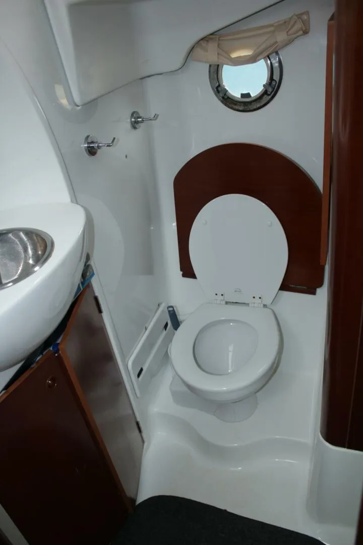 Slide: The Image of 2006 Beneteau Swift Trawler 42 Aft Head - 5774962